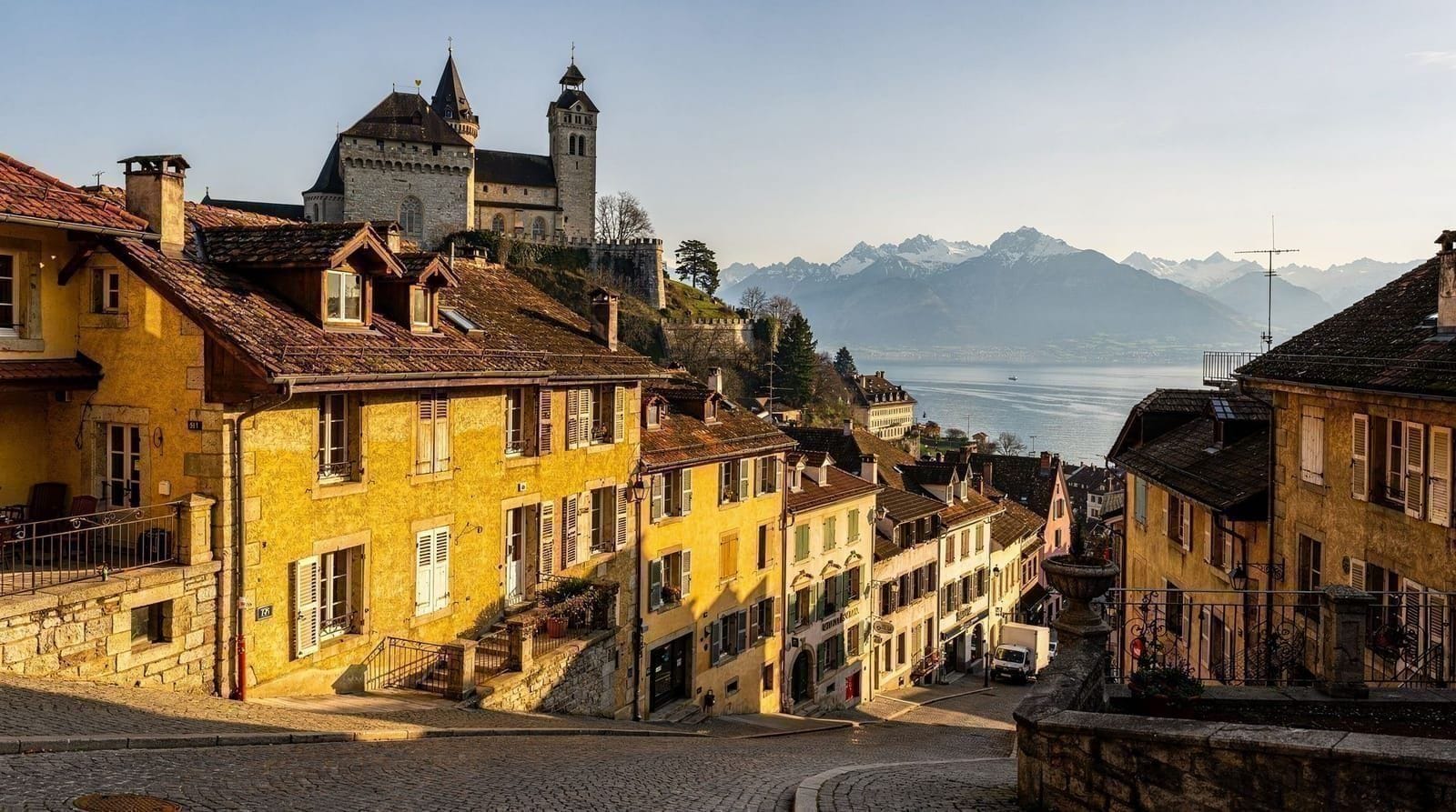 Neuchâtel: the yellow city on Switzerland's biggest lake