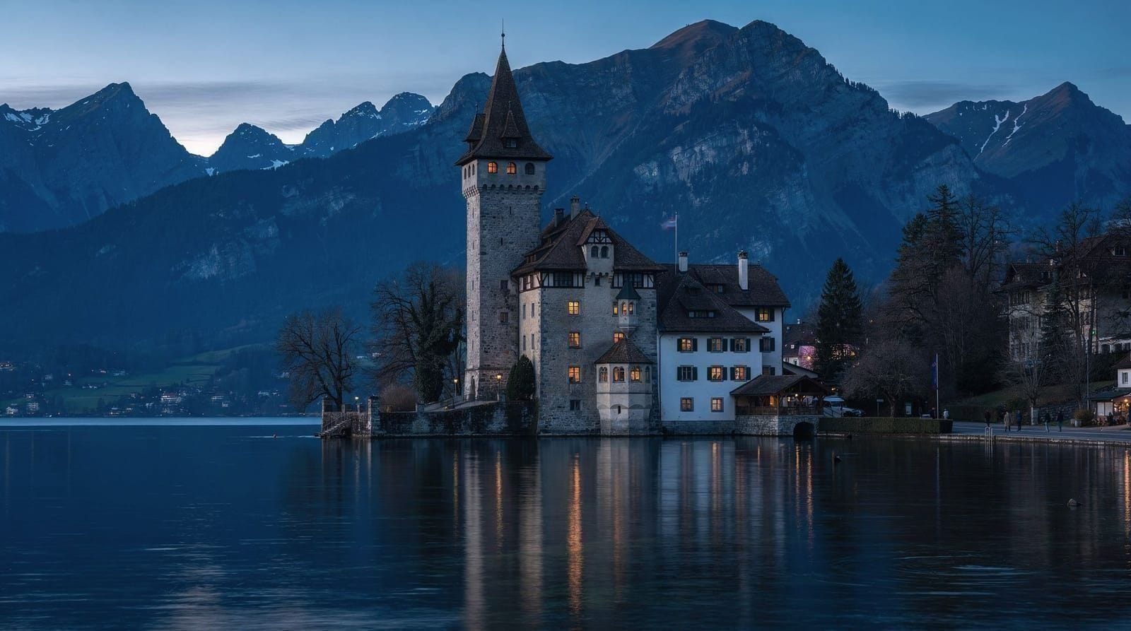 Oberhofen and Hilterfingen, Lake Thun's castle shore
