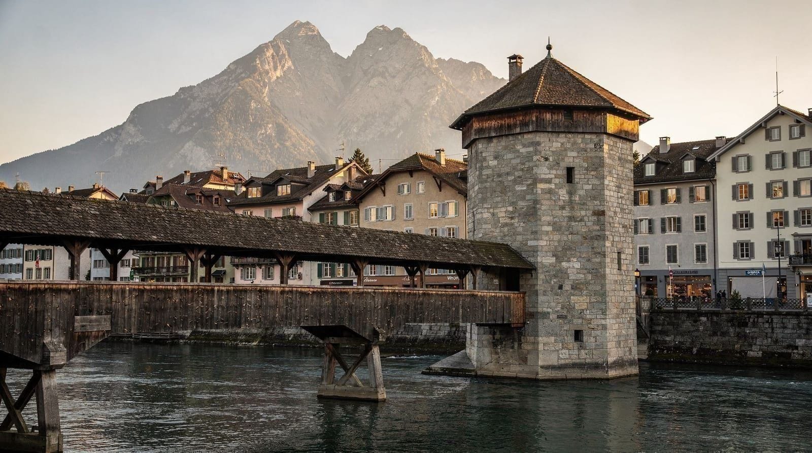 Lucerna e il Monte Pilatus in un giorno da Interlaken